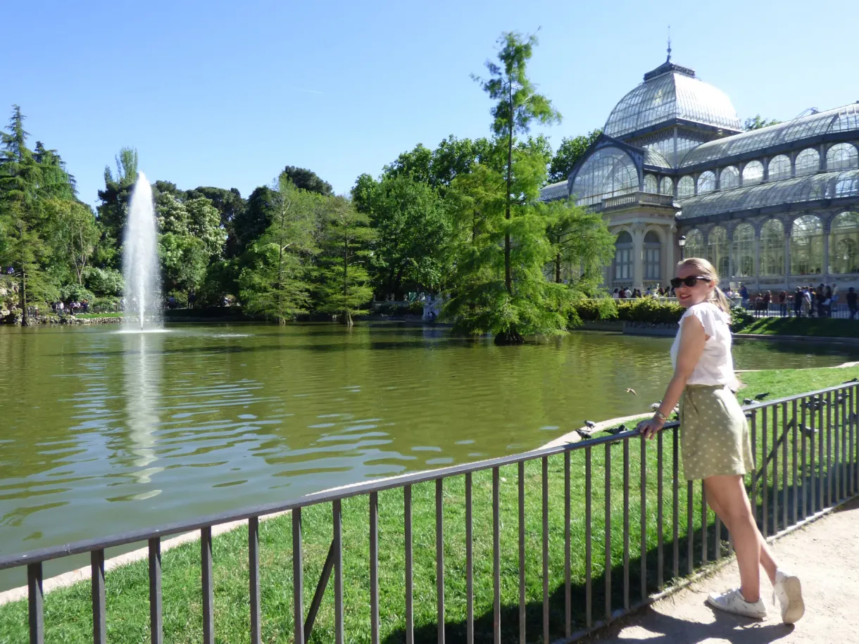 Jet d'eau devant la verrière du palais de Cristal