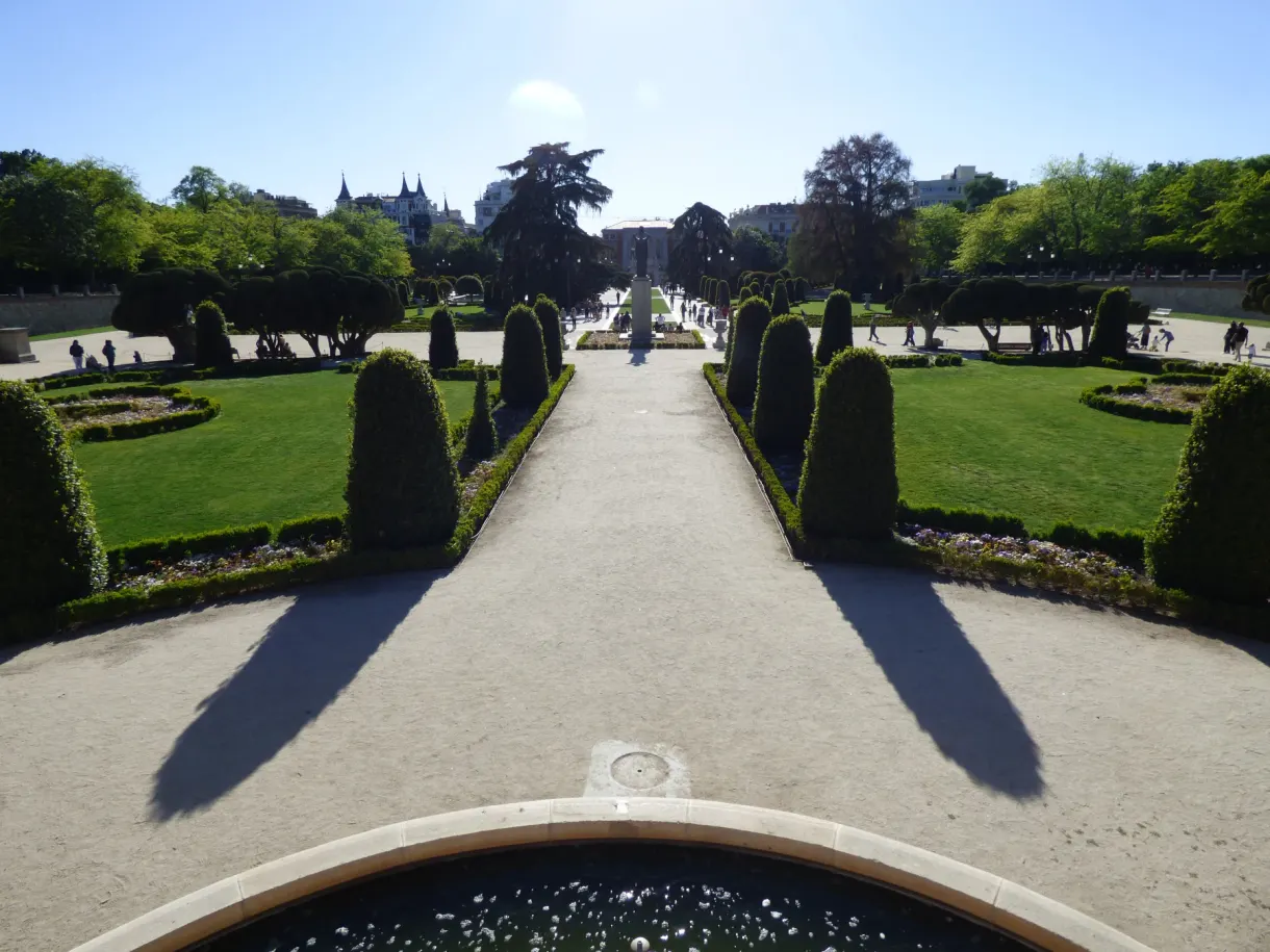 Allée bordée d'ifs taillés dans un jardin à la française