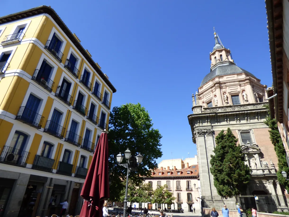 Façade jaune vif voisine d'une église baroque