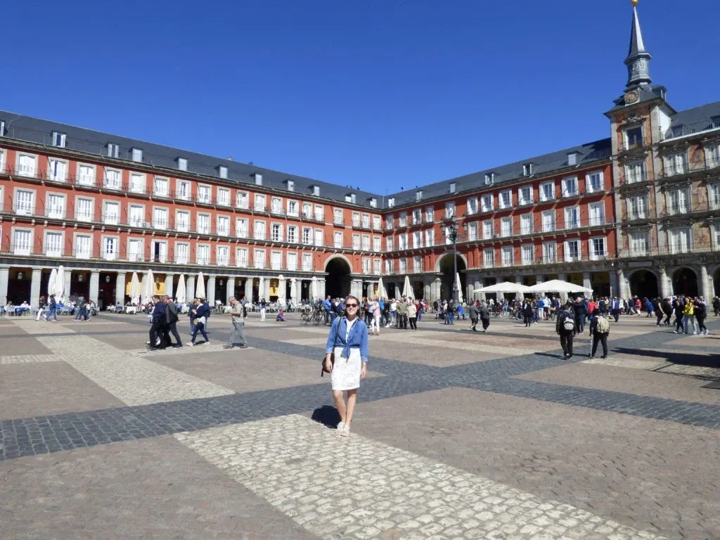 Arcades rouges de la Plaza Mayor et son pavage clair