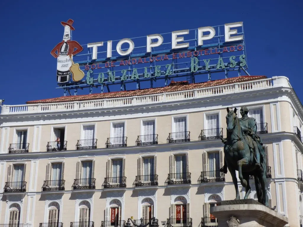 Enseigne lumineuse Tio Pepe couronnant un immeuble