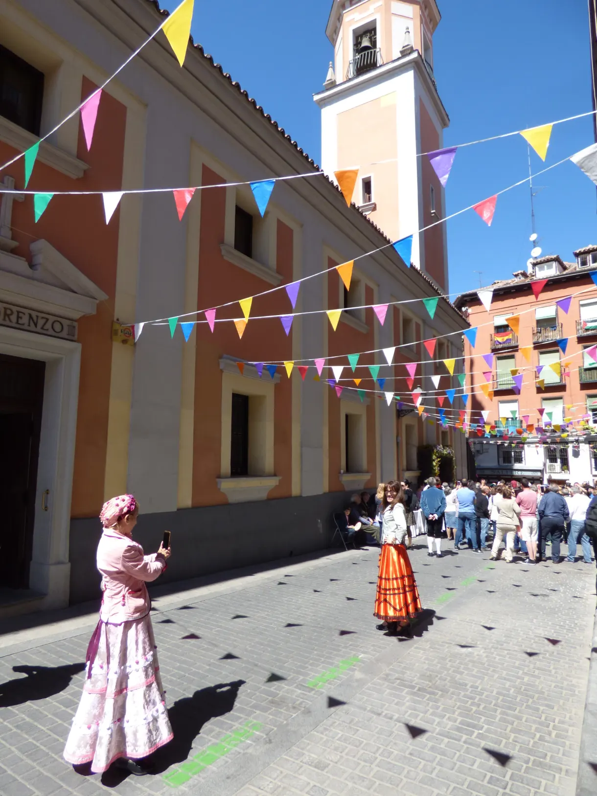 Fanions colorés tendus au-dessus d'une rue en fête