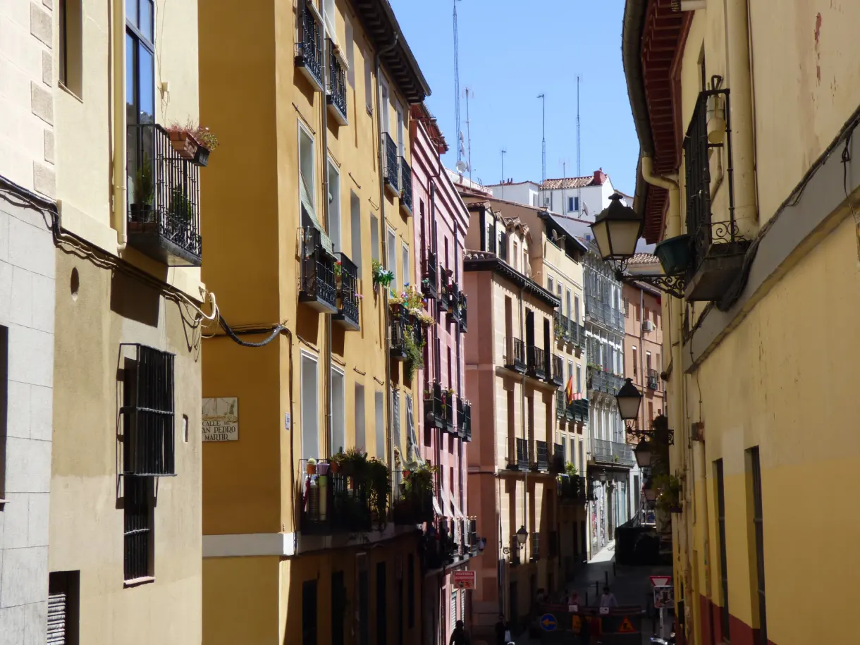 Rue étroite aux façades jaune et ocre