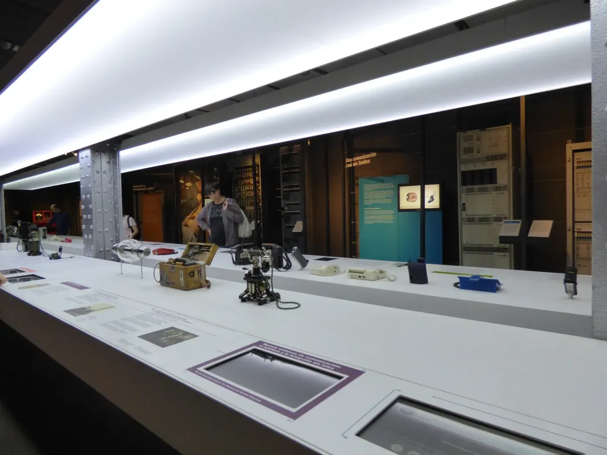Longues vitrines éclairées d'une salle de musée