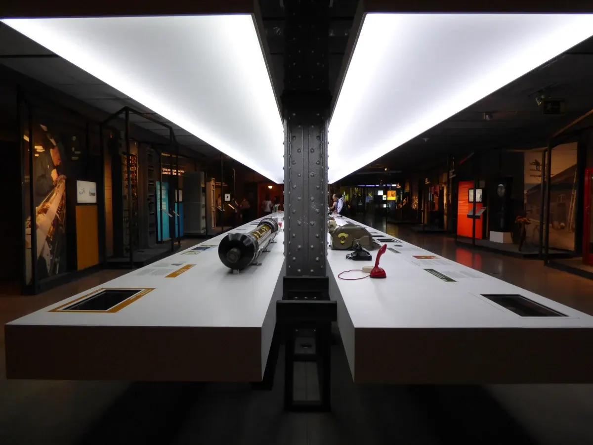 Objets alignés sous les bandeaux lumineux d'une galerie