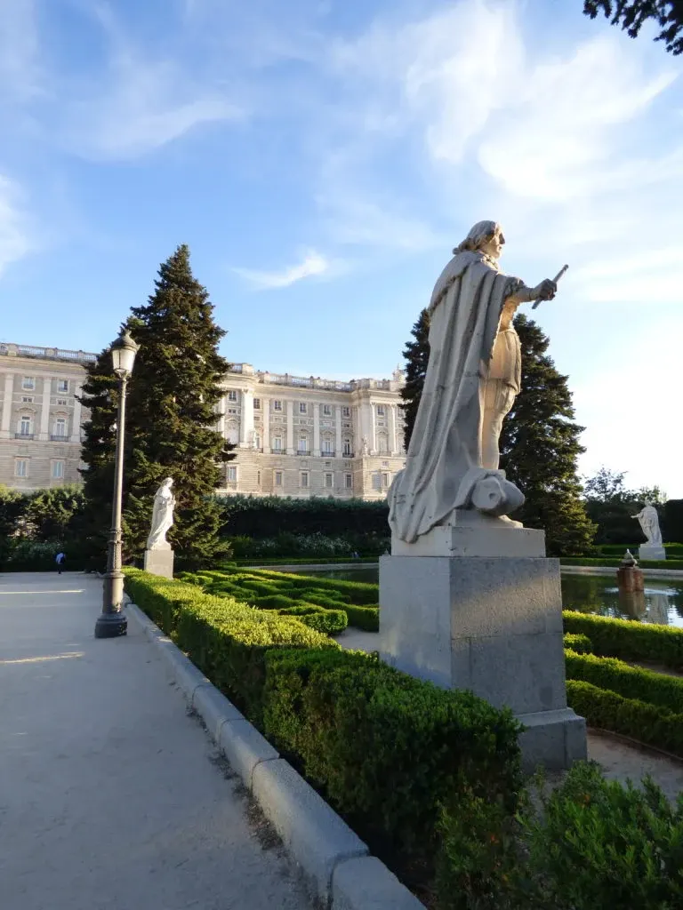 Statue de souverain en pierre alignée dans les jardins du palais