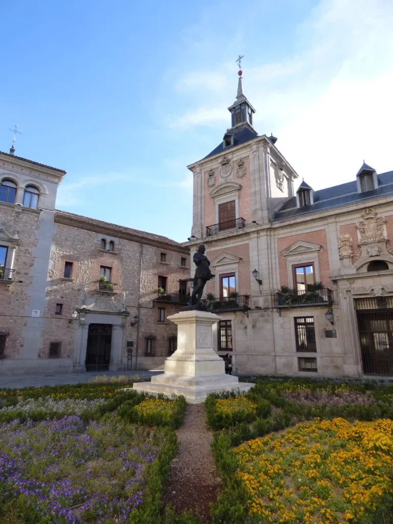 Parterres fleuris devant un hôtel de ville ancien