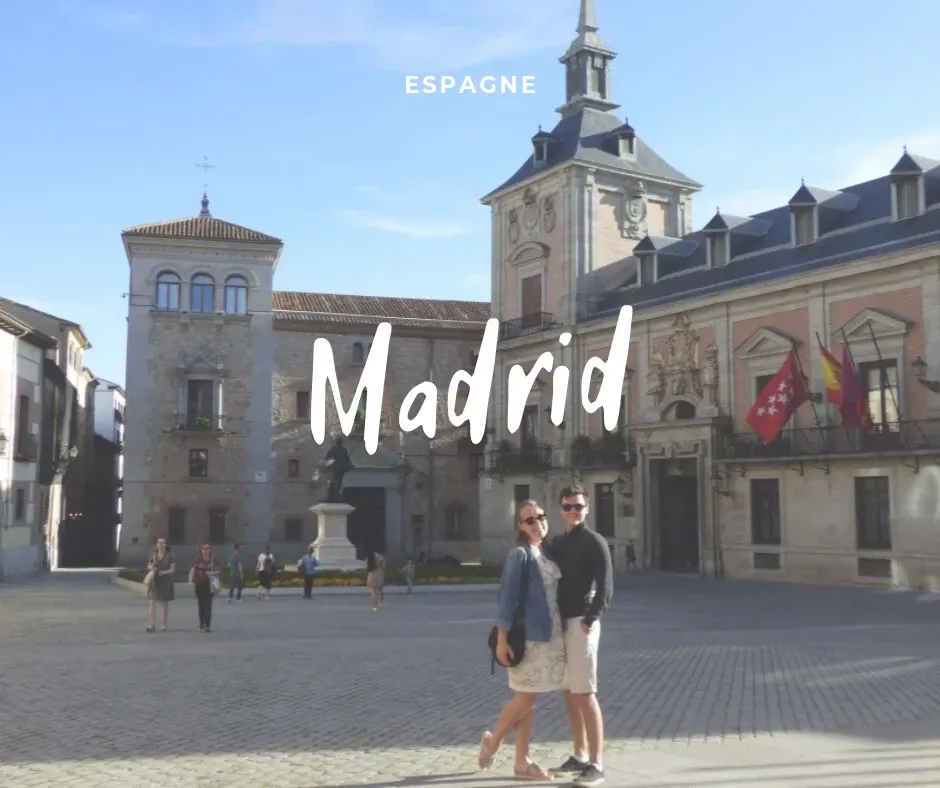 Couple sur une place bordée de bâtiments de brique et de pierre