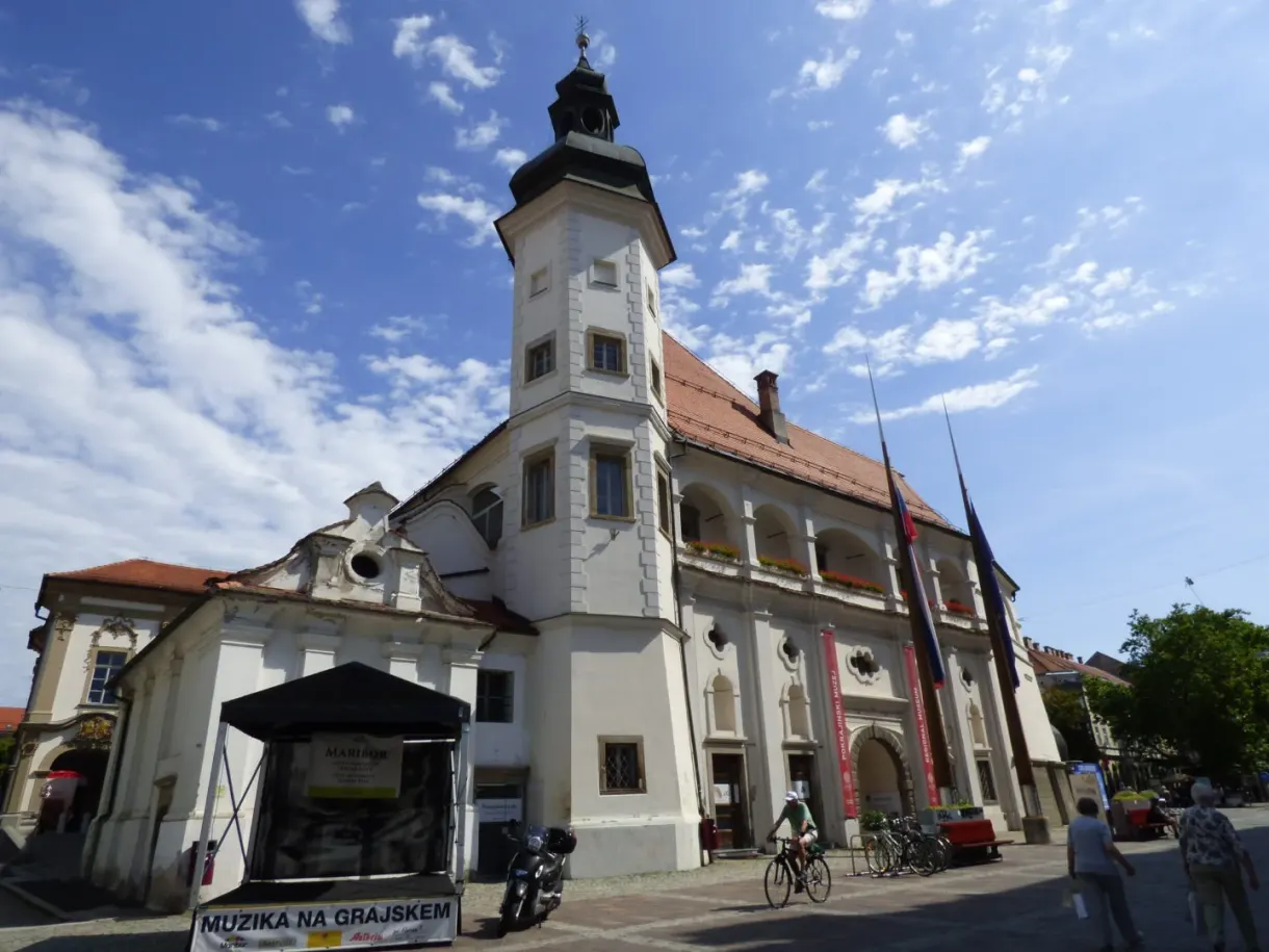 Château de Maribor et sa tour d'horloge à bulbe
