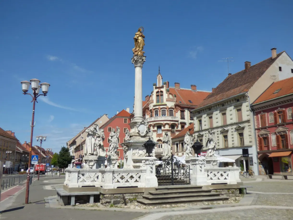 Colonne de la peste dressée au milieu de la place