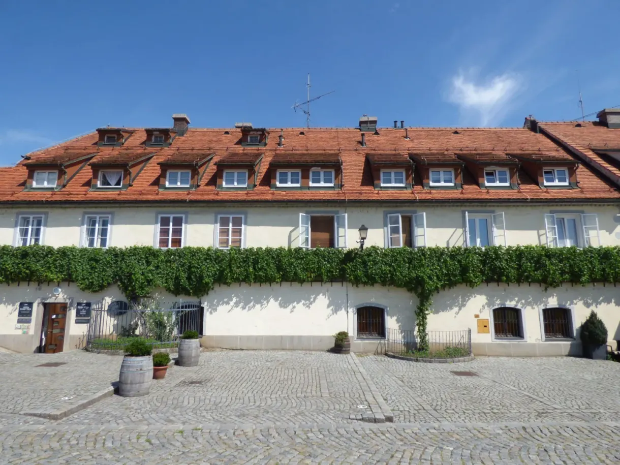 Maisons du quai couvertes de vigne grimpante