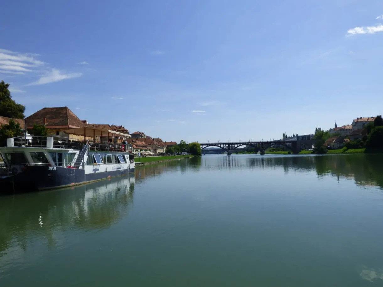Péniche amarrée sur la rivière large et calme