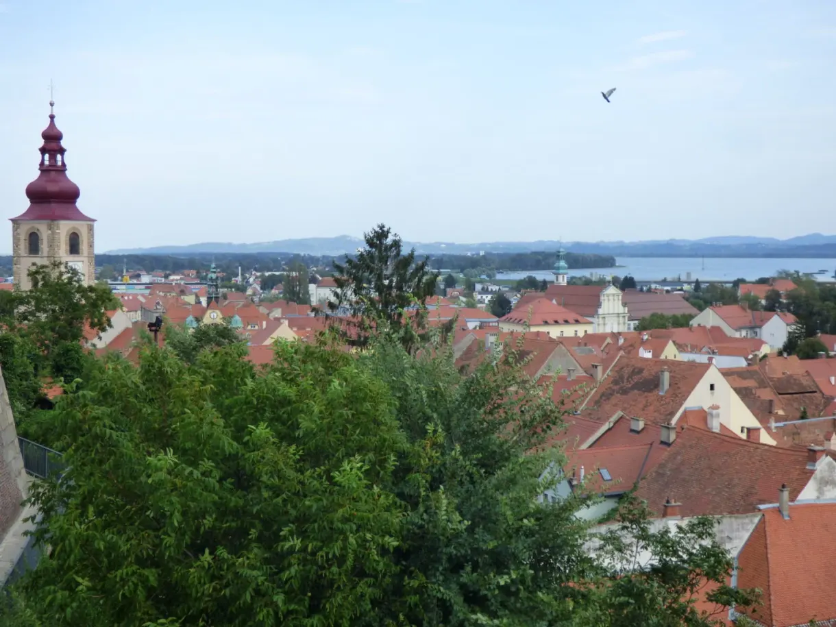 Toits de tuiles rouges de la vieille ville vus d'en haut