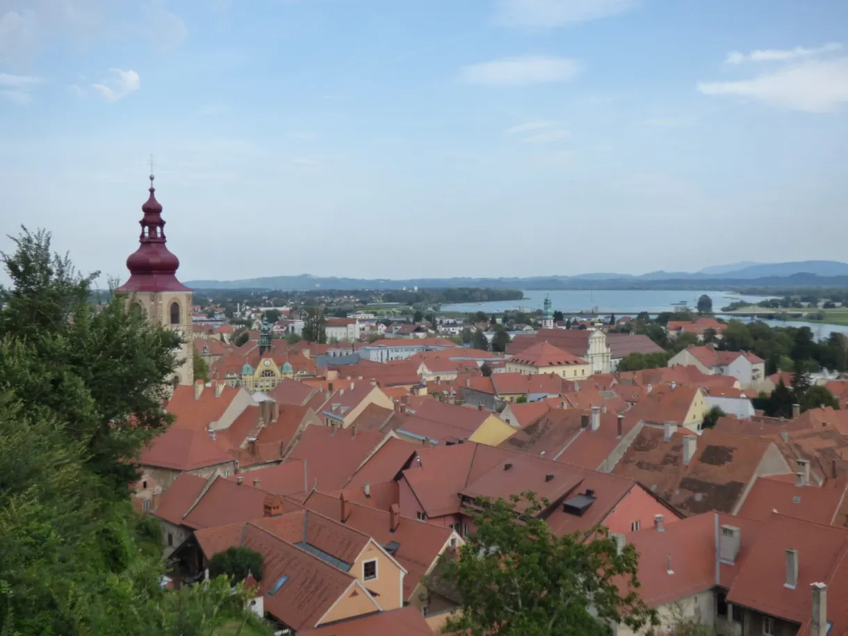 Panorama sur les toits jusqu'à la plaine et la rivière