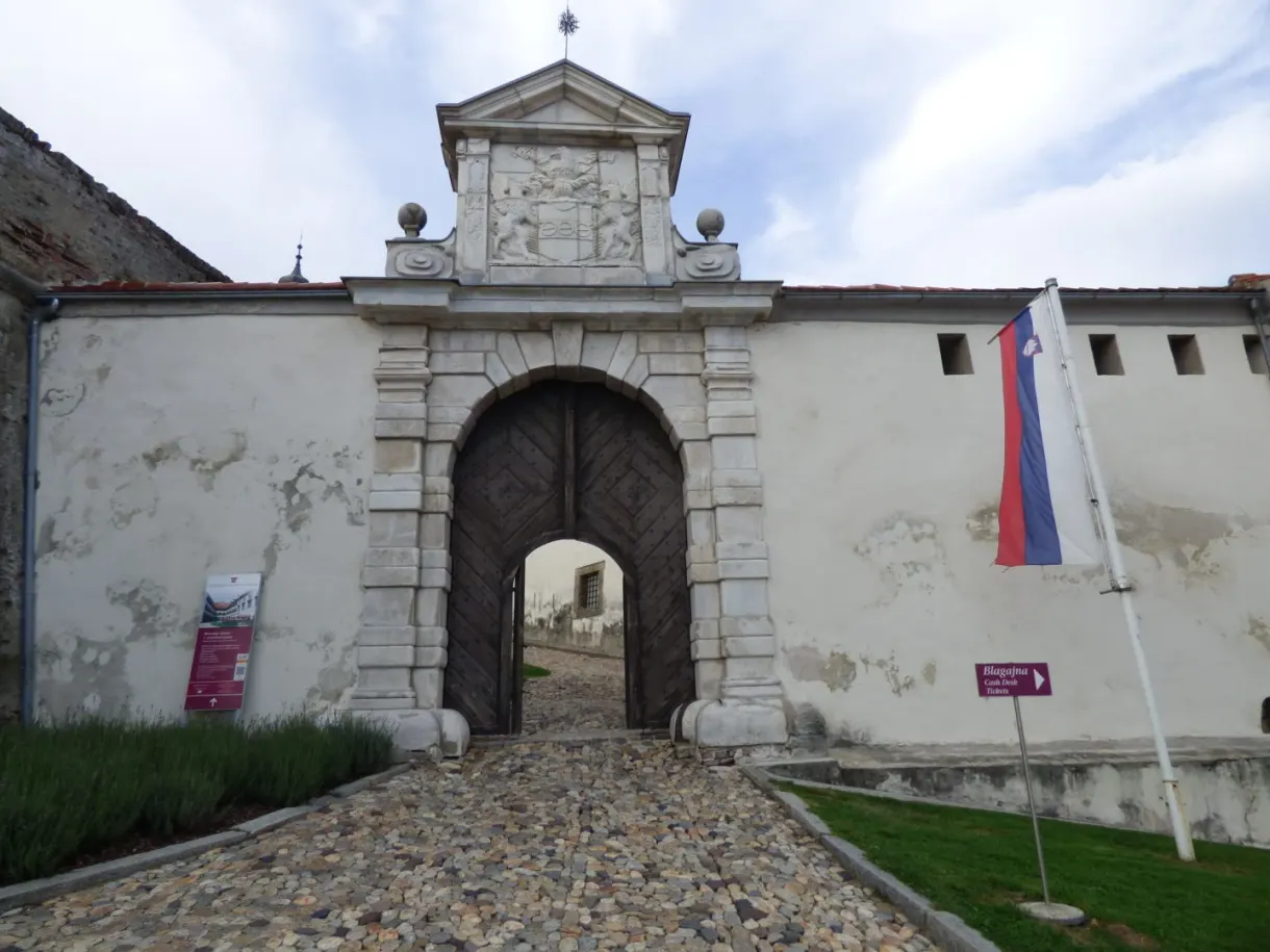 Portail sculpté ouvrant sur la cour du château