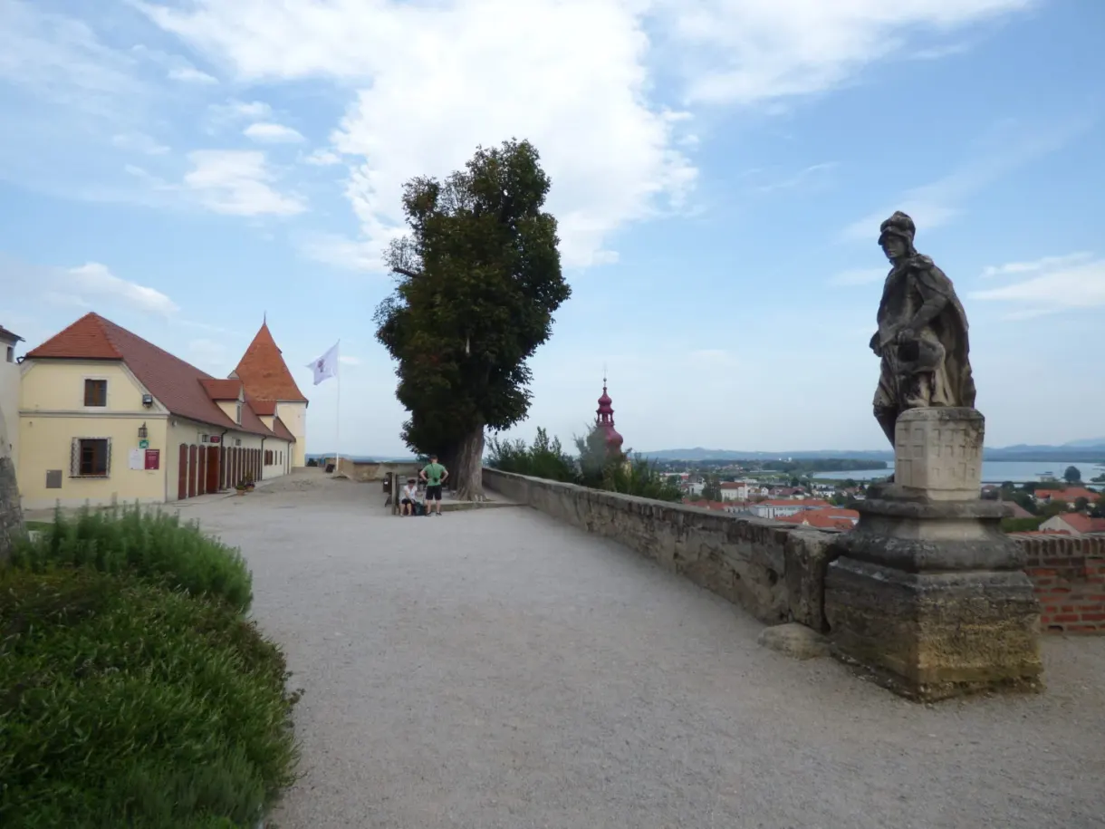 Statue et allée de gravier sur la terrasse du château