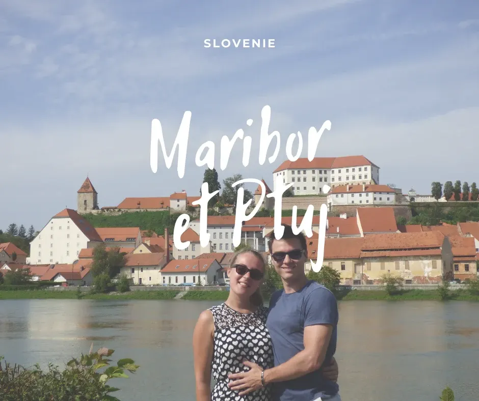 Couple posant devant la rivière et la ville de Ptuj