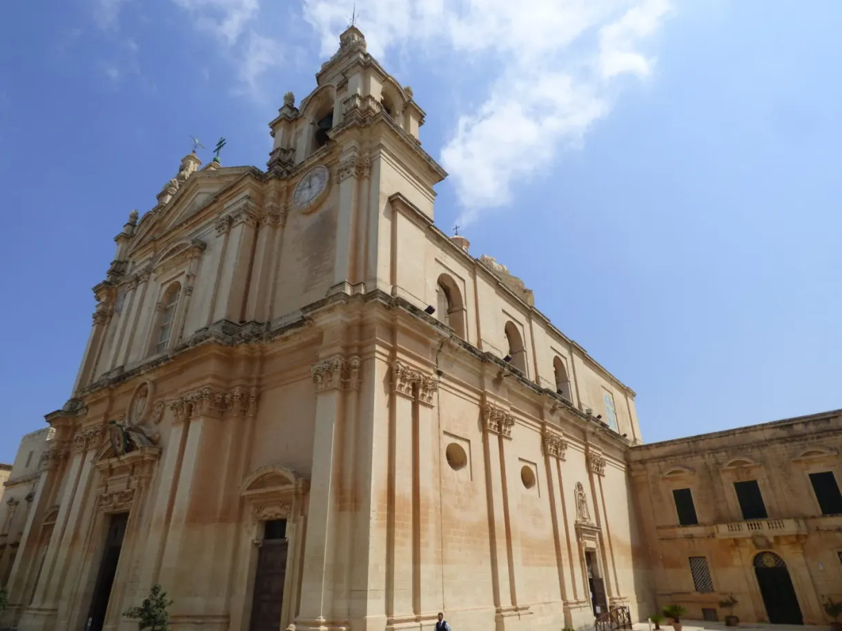 Façade baroque de la cathédrale en contre-plongée