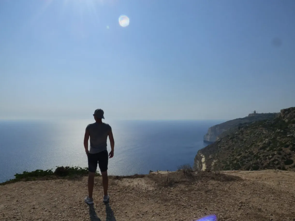 Silhouette d'un homme face au large au bord des Dingli cliffs