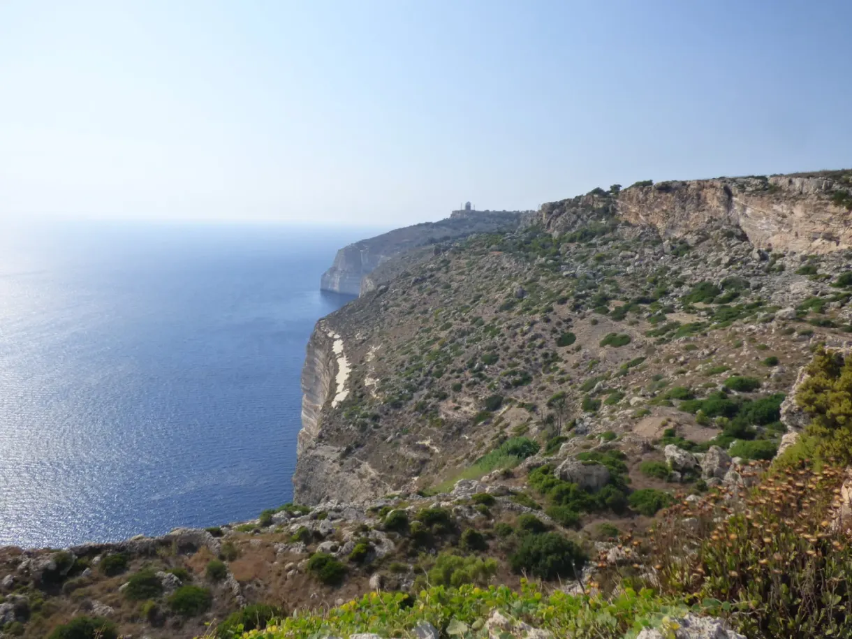 Falaises blanches et tour de guet au bord du plateau