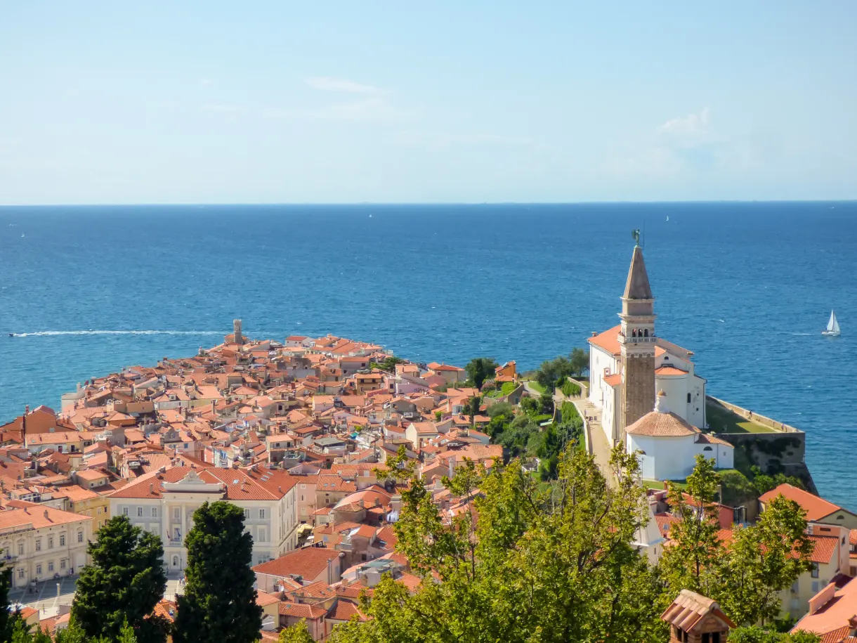 Presqu'île de Piran aux toits rouges cernée par l'Adriatique
