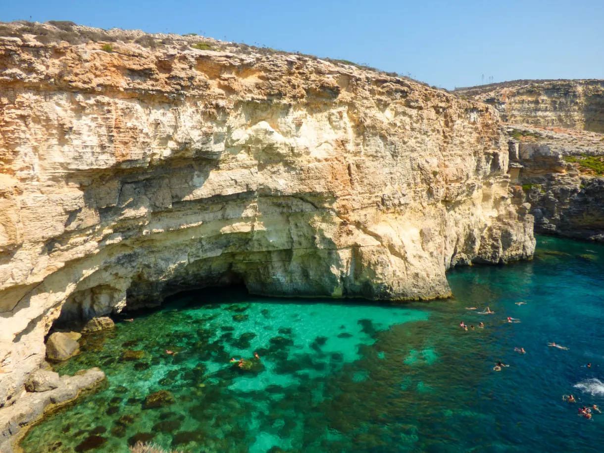 Eau turquoise devant les rochers de Comino