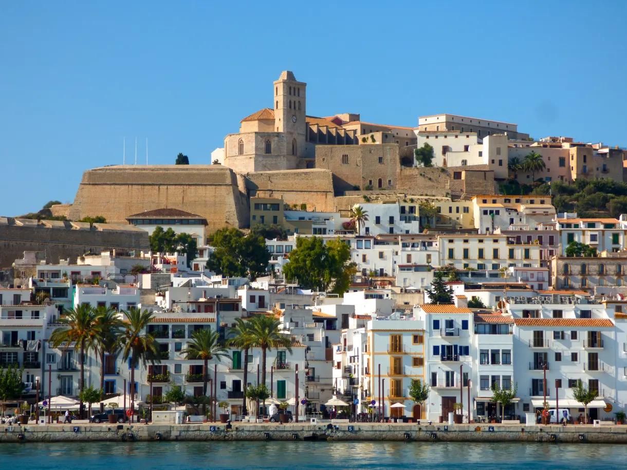 Vieille ville blanche d'Ibiza couronnée par sa cathédrale