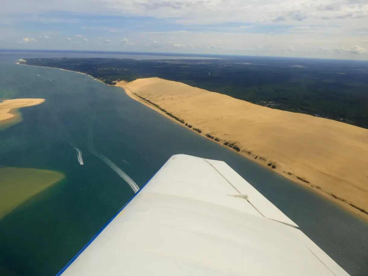 Parapente rouge au-dessus de la dune et du bassin d'Arcachon