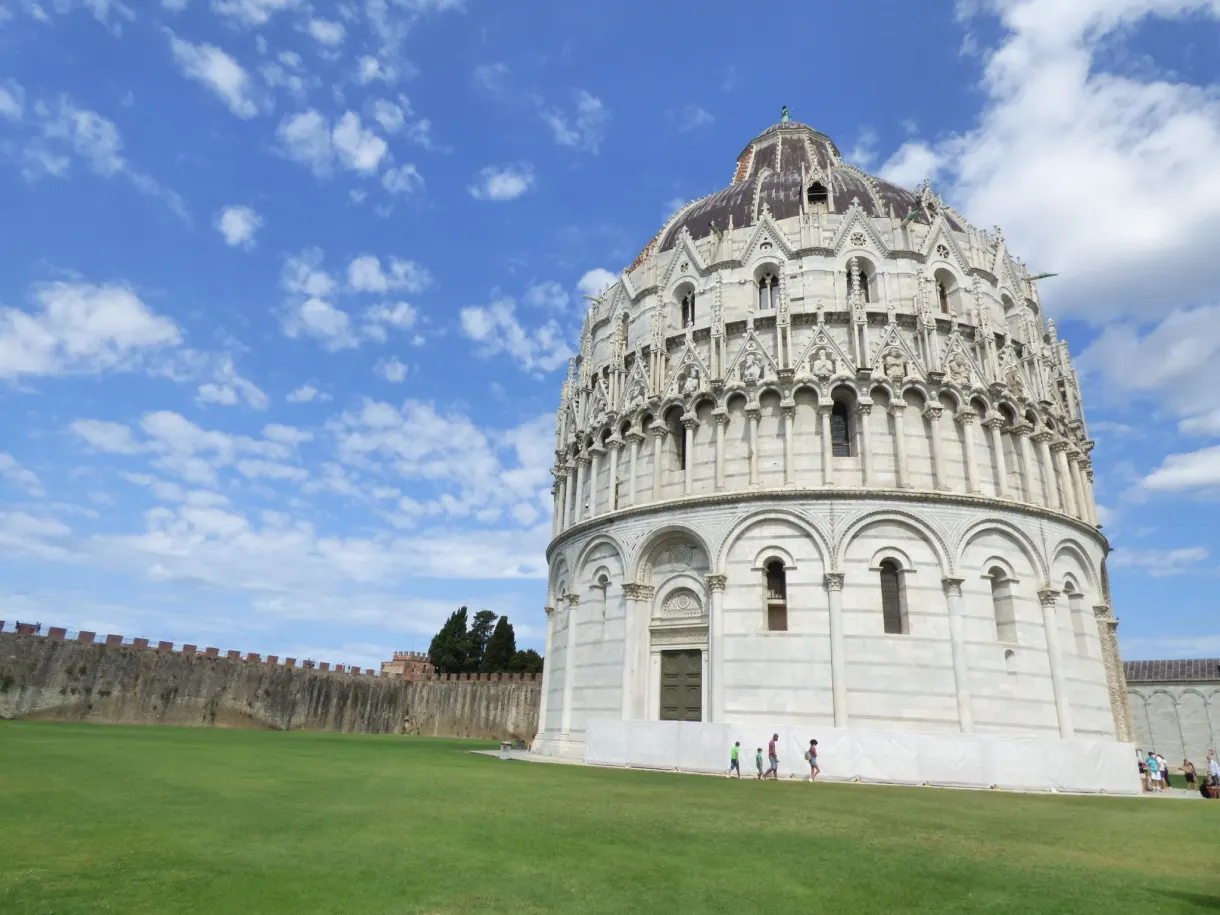 Baptistère circulaire de marbre posé au bout de la pelouse