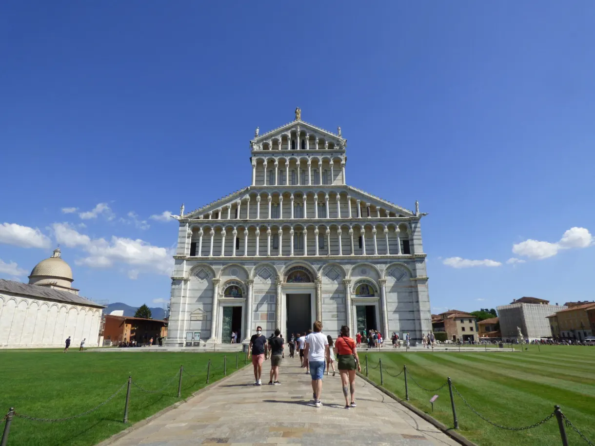 Façade à colonnades de la cathédrale, promeneurs sur l'allée
