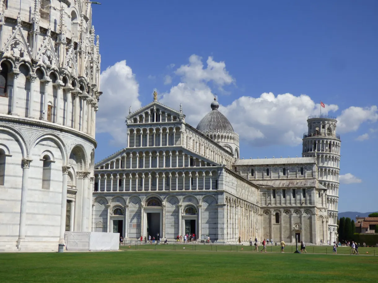 Baptistère, cathédrale et tour penchée réunis dans le cadre