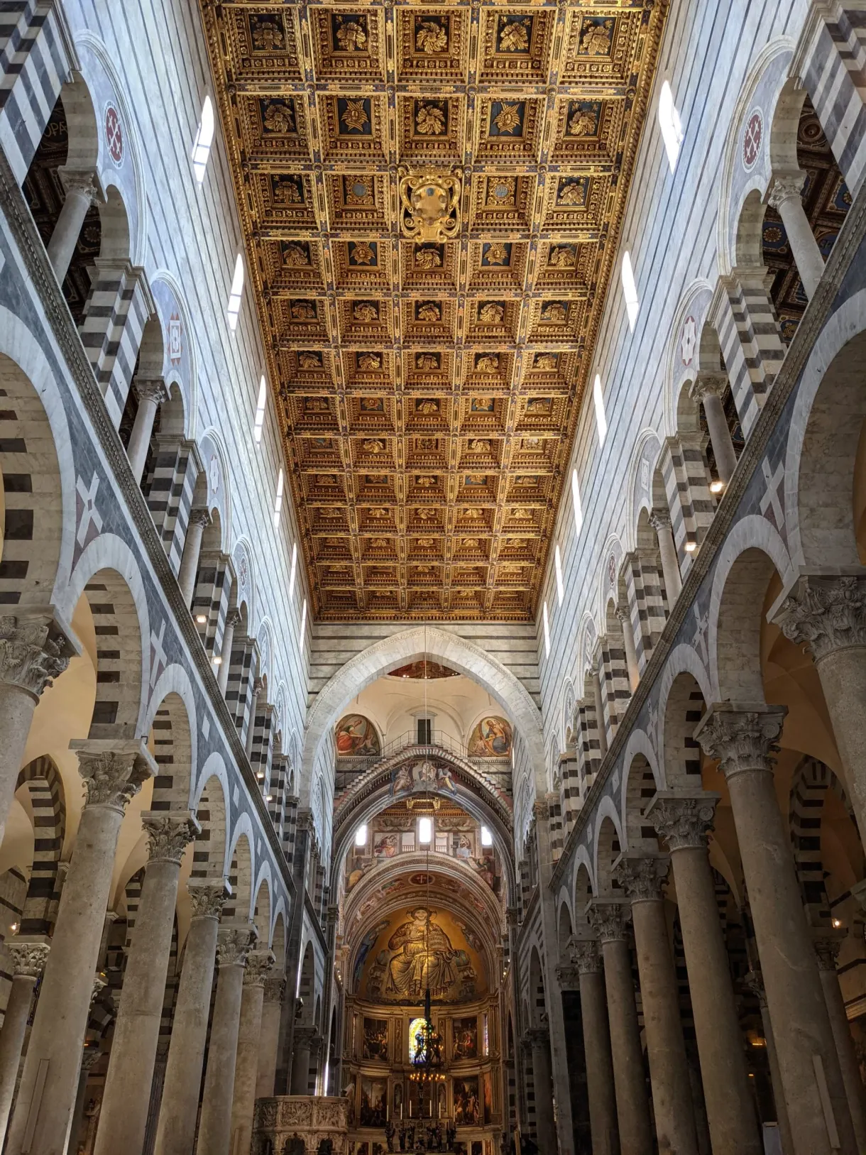 Plafond à caissons dorés au-dessus de la nef rayée