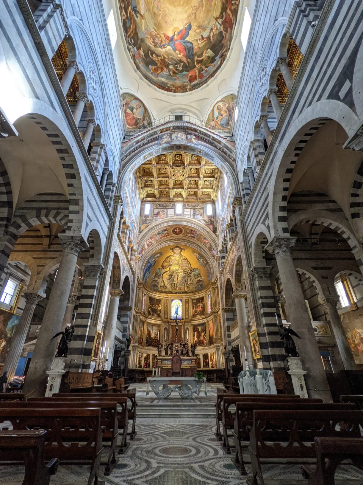 Nef de la cathédrale vers l'abside et sa mosaïque dorée