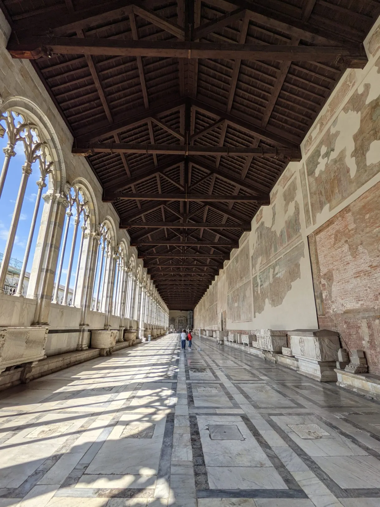 Longue galerie dallée du Camposanto sous sa charpente de bois