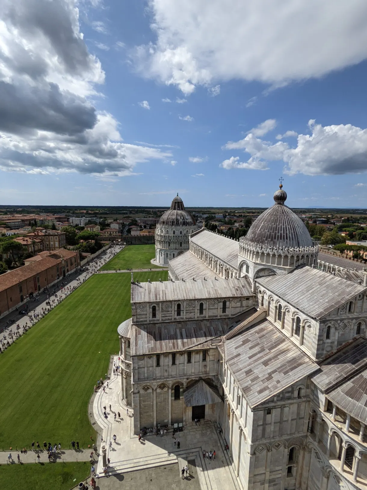 Cathédrale et pelouse vues en plongée depuis le campanile