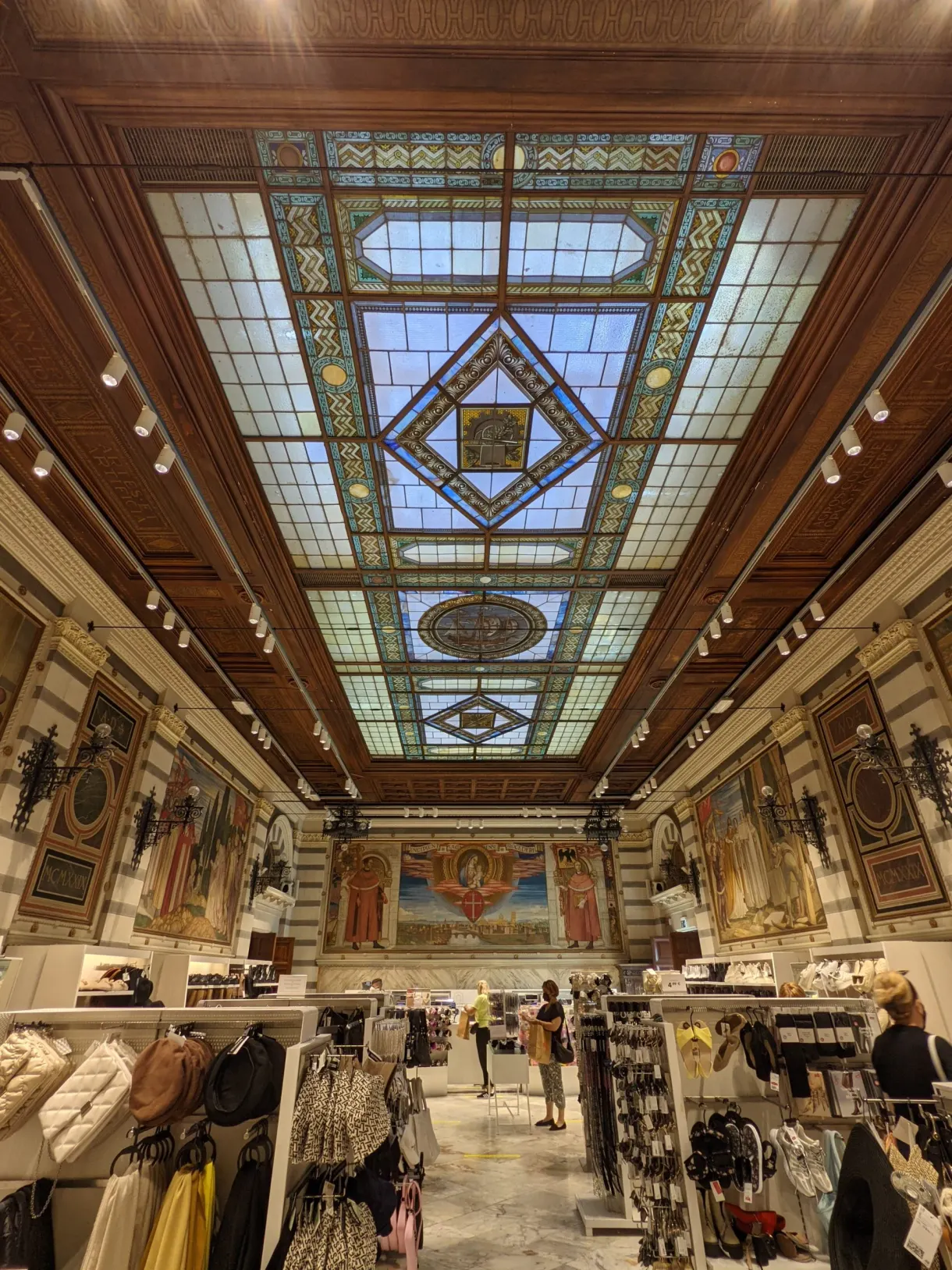 Plafond de vitraux au-dessus des présentoirs d'une boutique