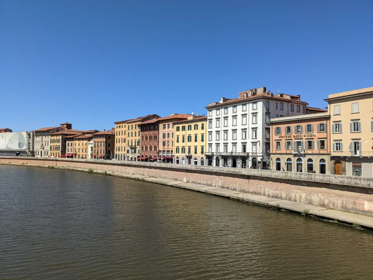 Immeubles alignés le long du quai au bord de l'Arno