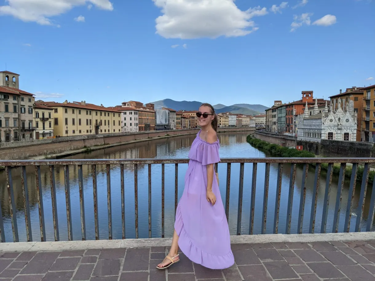 Femme en robe violette sur le pont, l'Arno en enfilade