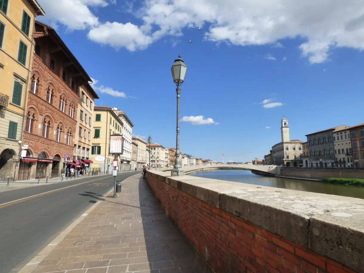 Lampadaire et chaussée longeant le parapet de l'Arno