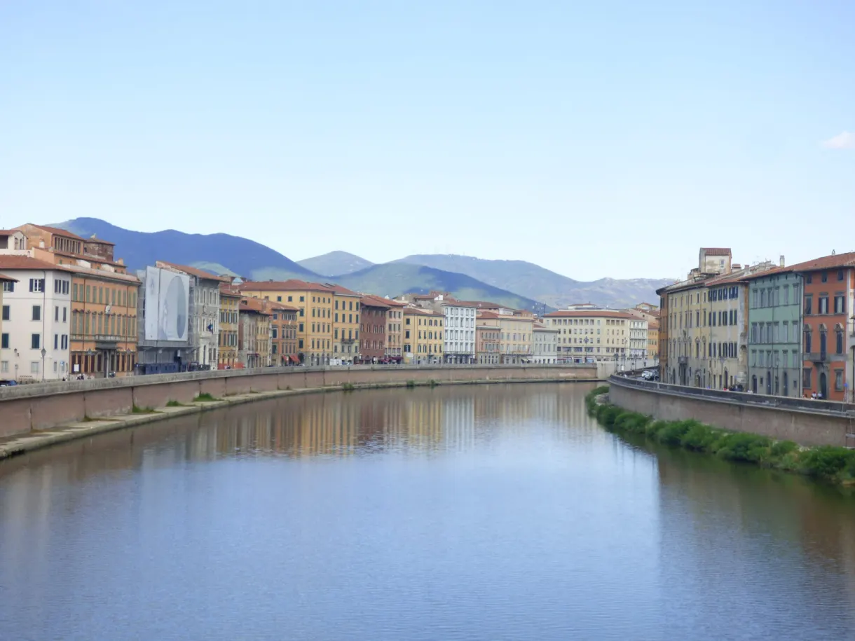Arno s'éloignant vers les collines entre ses deux quais