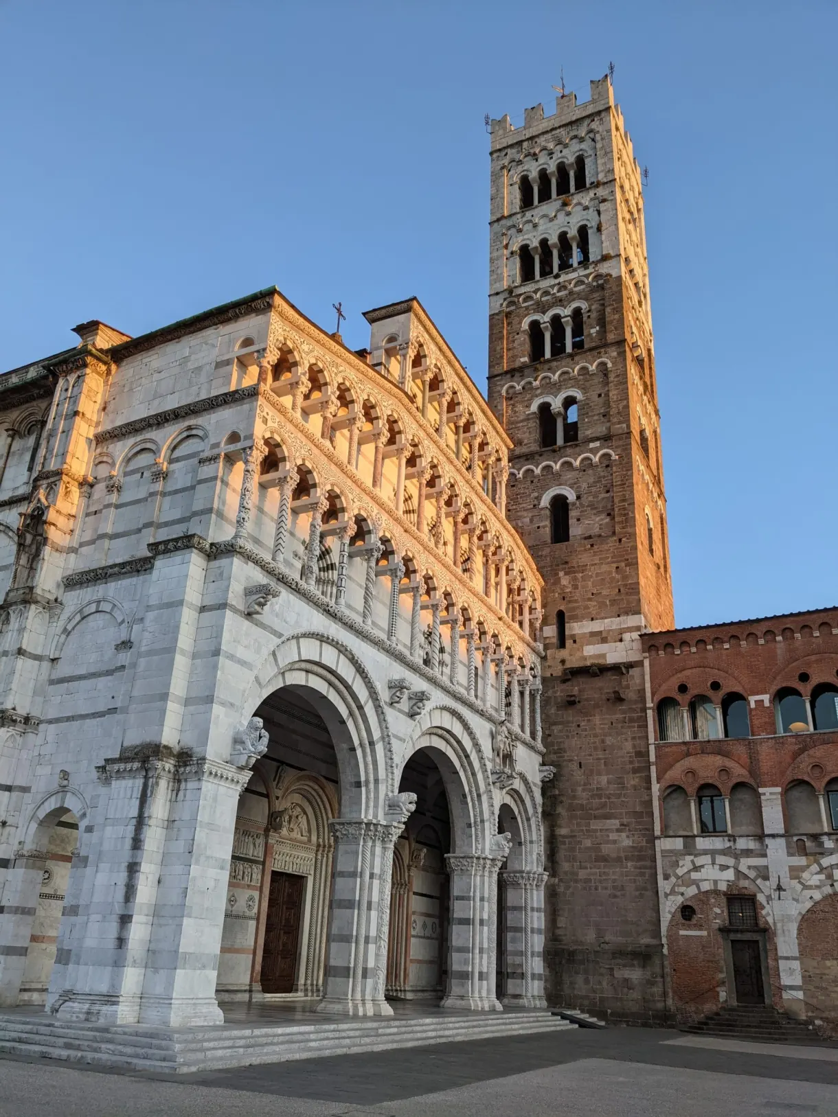 Façade à arcades et campanile de la cathédrale de Lucques