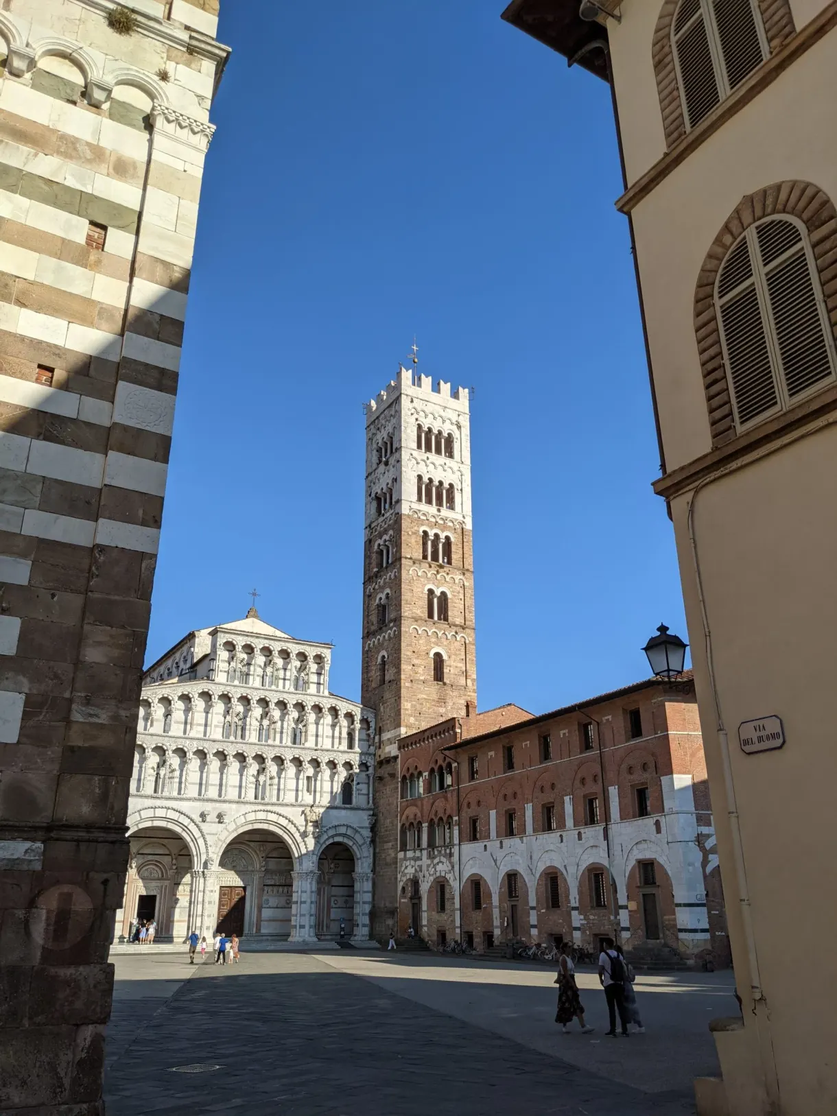 Campanile de la cathédrale encadré par une ruelle étroite