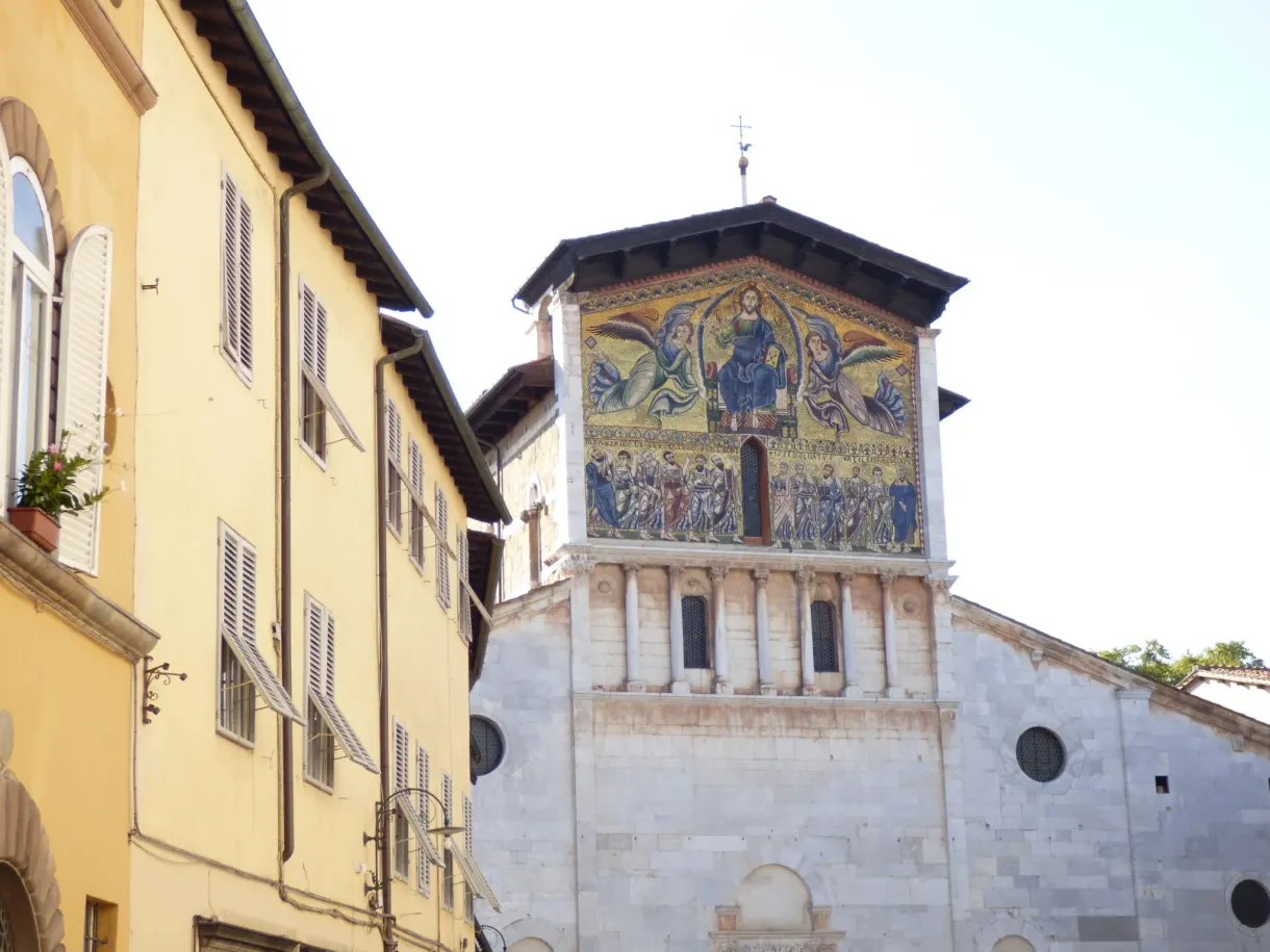 Grande mosaïque dorée sur le pignon d'une basilique
