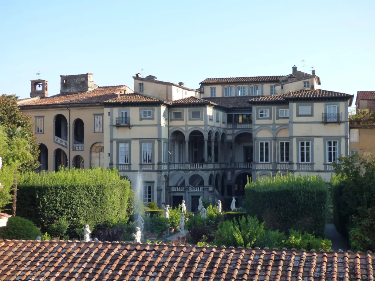 Loggia d'un palais dominant un jardin et des toits de tuiles