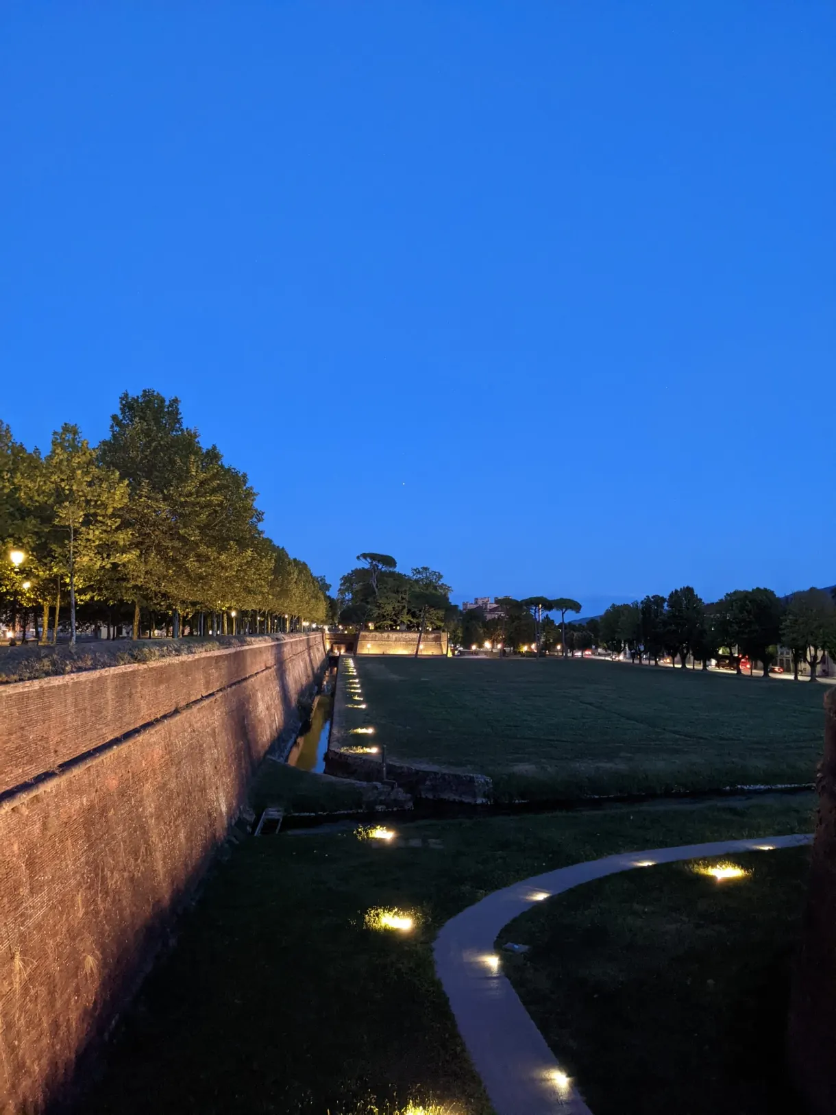 Remparts et pelouse illuminés à l'heure bleue