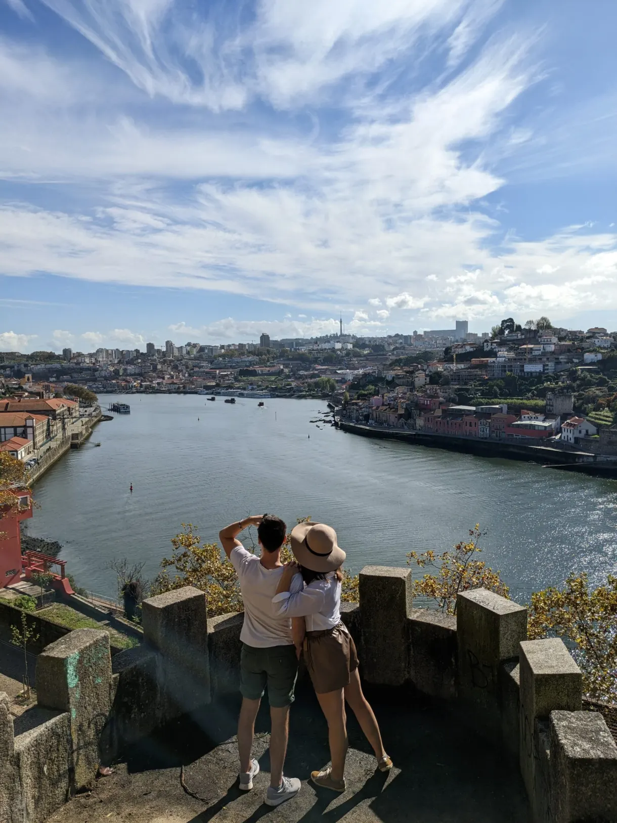 Couple enlacé sur un belvédère face au Douro