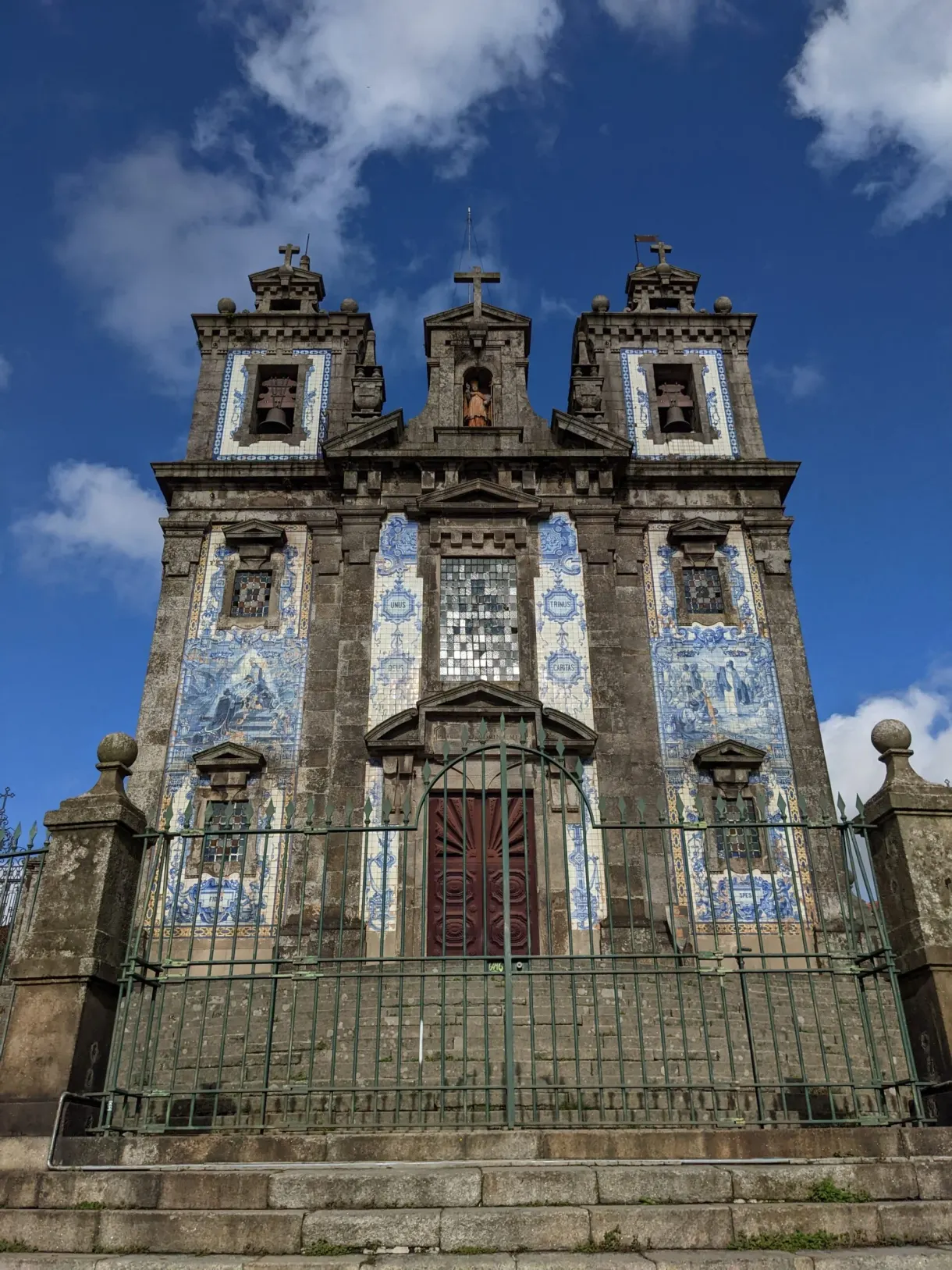 Façade d'église entièrement couverte d'azulejos bleus