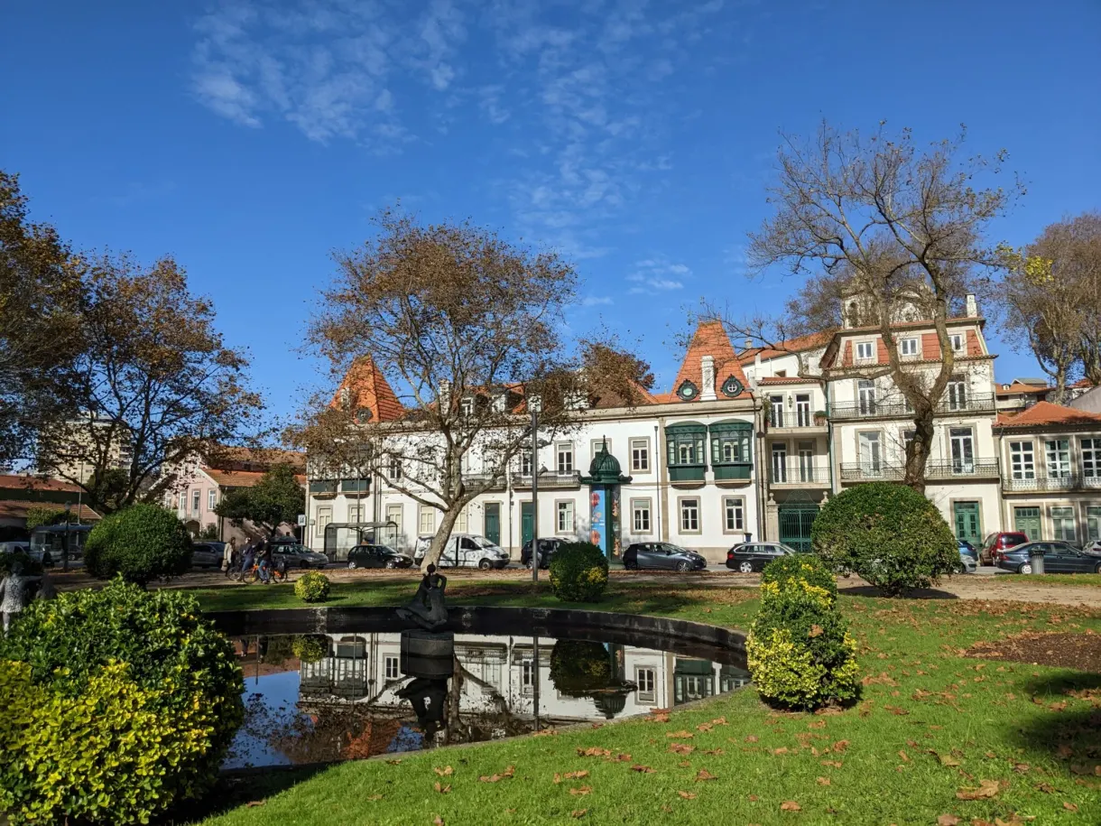 Bassin d'un jardin public devant des maisons anciennes