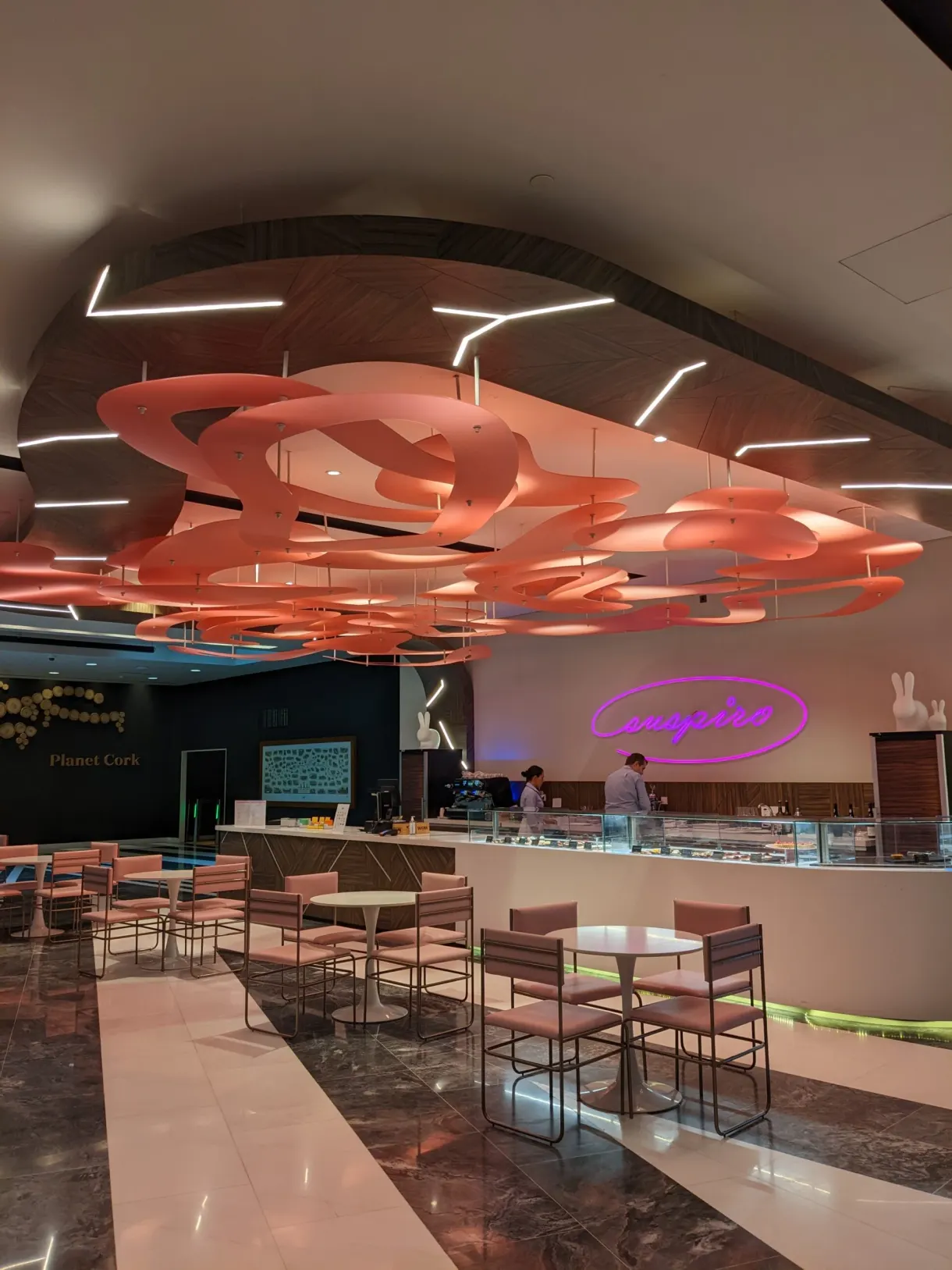 Salle d'une pâtisserie au plafond sculpté rose