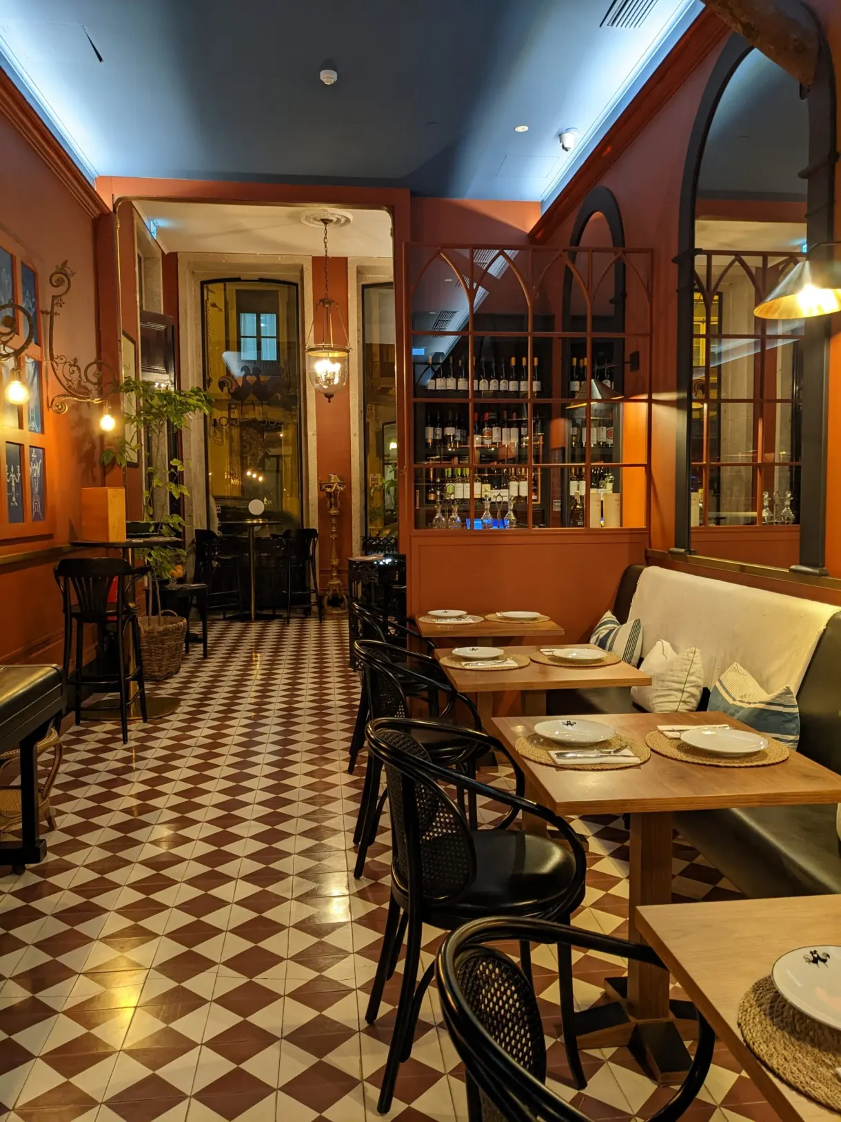 Salle de restaurant au sol en damier noir et blanc